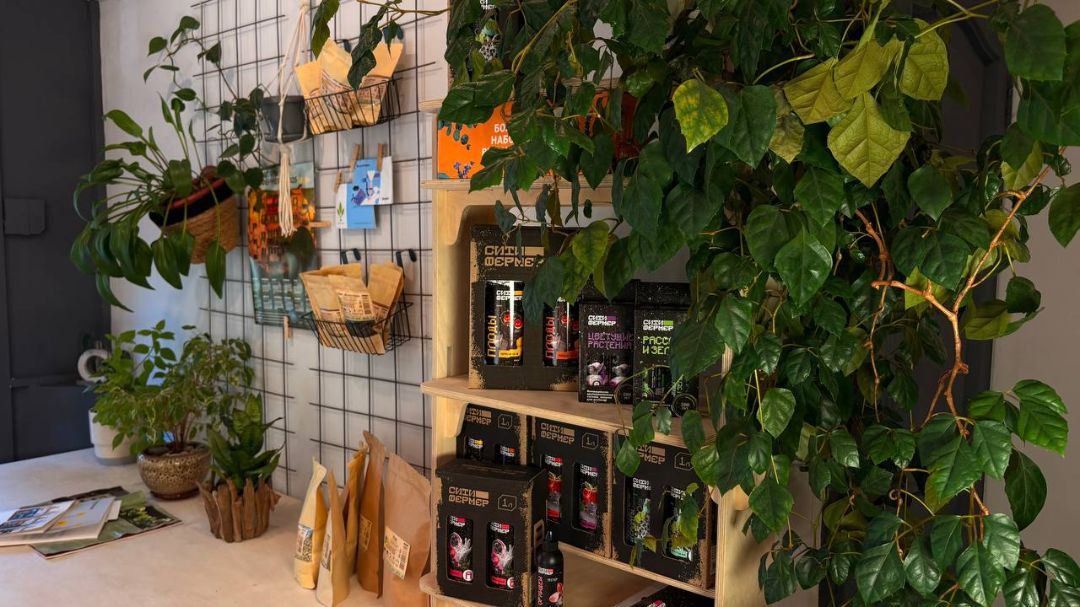 стеллаж с удобрениями и цветами